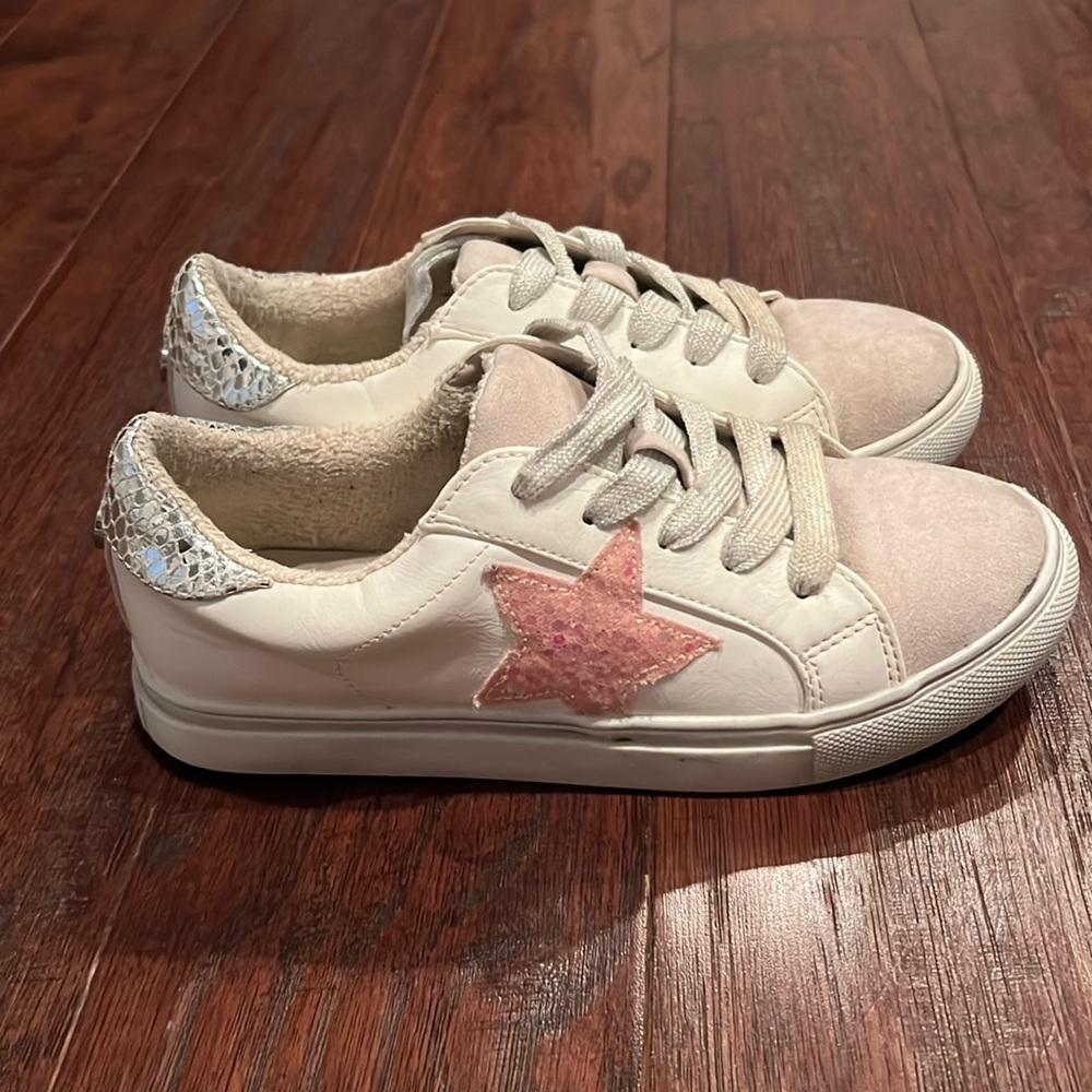 Steve Madden Rezume Sneaker size 4